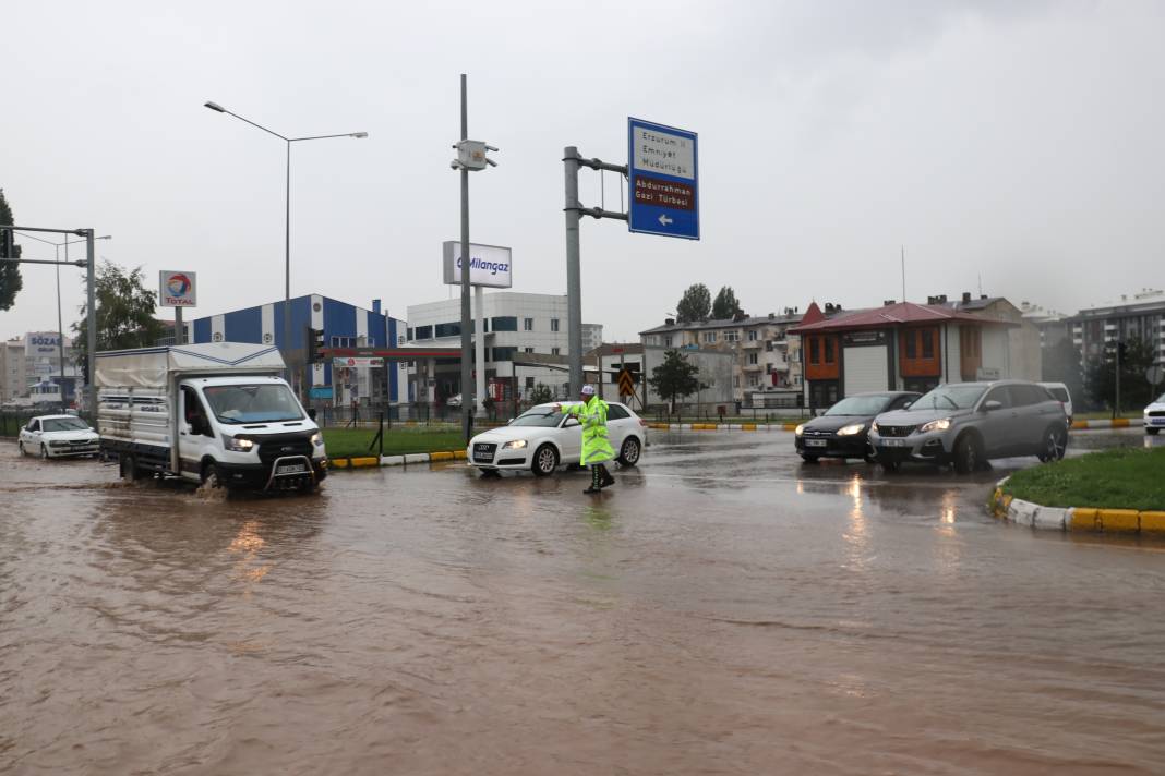 Erzurum'u sağanak vurdu! Evleri su bastı araçlar yolda mahsur kaldı 27